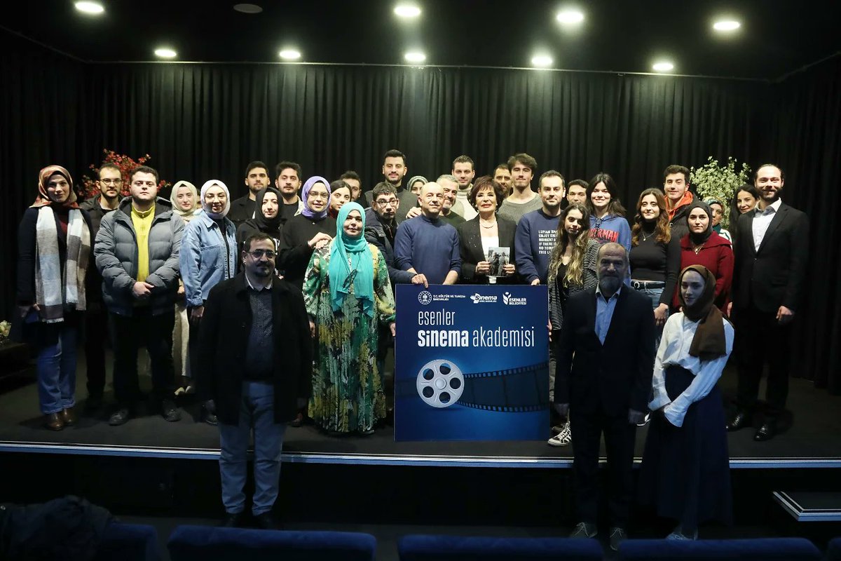 Türk sinemasının efsane isimlerinden, usta oyuncu Hülya Koçyiğit, <a href="/EsenlerSinema/">Esenler Sinema Akademisi</a> Akademisi öğrencileriyle buluştu. Sinema yazarı <a href="/suatkocer/">Suat Köçer</a> 'in yönettiği Ustalık Sınıfı'nda öğrencilere deneyimlerini aktaran usta oyuncu, akademi öğrencilerinin sorularına da içtenlikle yanıt verdi.