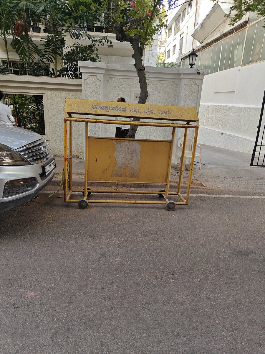 shivdomlur's tweet image. Lavelle Rd effluent residents illegal road encroachments with barricades,choking traffic. Why is police silent? Are affluent & politicians above the law,while ordinary citizens penalised for the same? #BangaloreTraffic
@AAPBangalore @aapkaprithvi @BangaloreMirror @acpeasttraffic