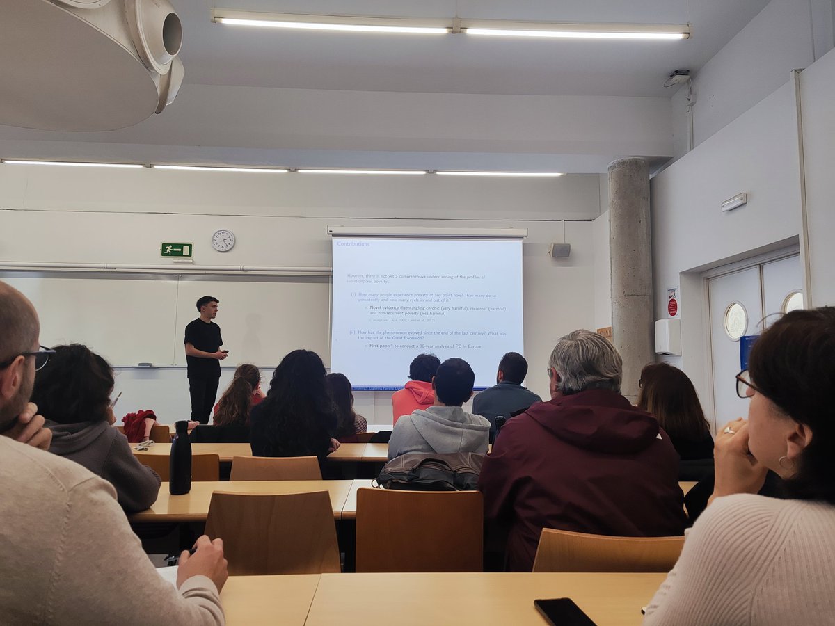 ¡Súper orgullosa de tener a Miguel Parra (<a href="/mikiparra8/">Miguel Parra</a>) haciendo su doctorado en la <a href="/FCEET_UAH/">Facultad C. Económicas, Empresariales y Turismo</a> con @olgacanto! 🎓✨Hoy ha presentado su trabajo sobre las evolución de la pobreza (transitoria, recurrente y crónica) en España (1994-2023) 📊🔎