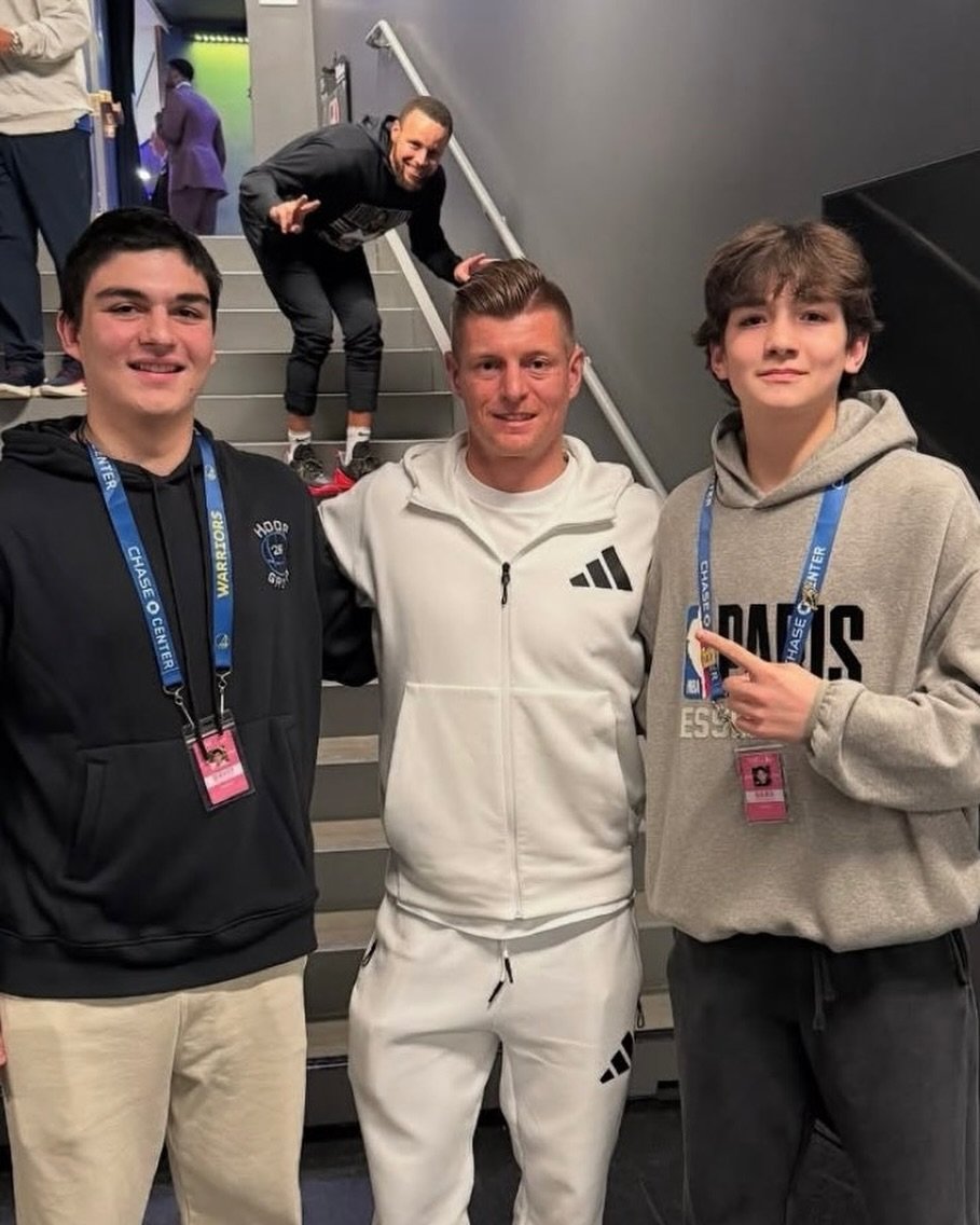 🤯 Crees que tienes la foto de tu vida con Toni Kroos, y cuando revisas el teléfono te das cuenta que se te ha colado... ¡Stephen Curry!