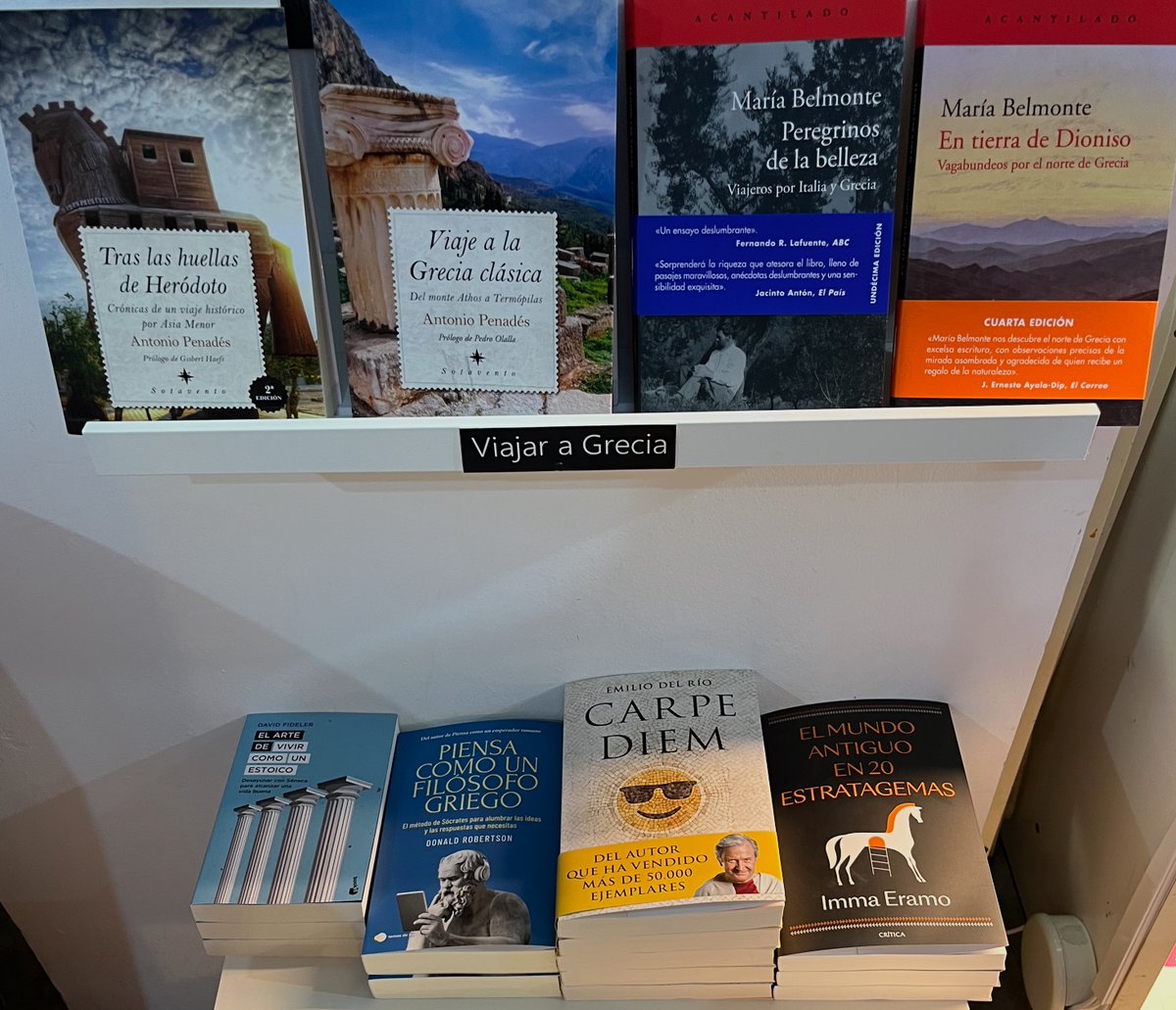 Estupendo encontrarme en la sección "Viajar a Grecia" de la librería Ramon Llull de Valencia junto a María Belmonte y <a href="/emilio_delrio/">Emilio del Río</a>