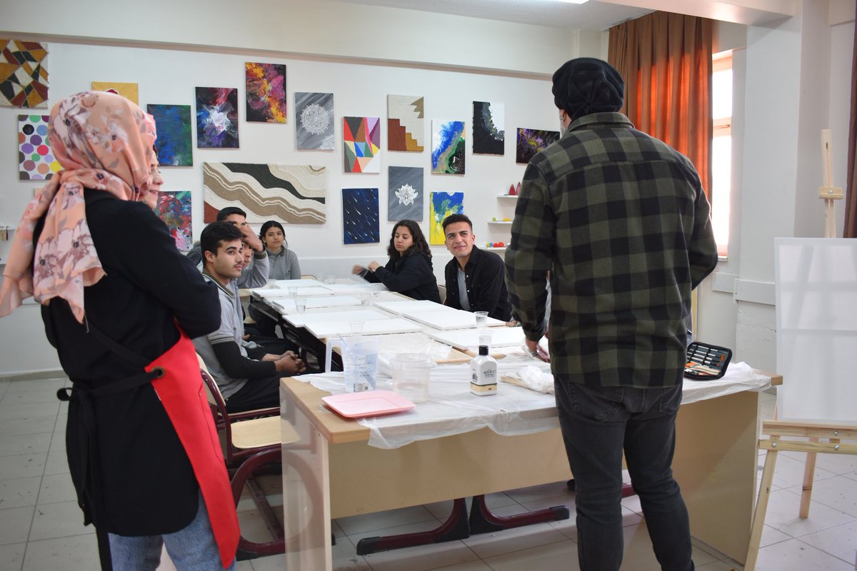 🖌 Ressam Baran Anyuğ'u sanat ve hobi atölyemizde ağırladık. Öğrencilerimize akrilik boya ile manzara yapımı ve perspektif gibi temel resim bilgileri aktaran Resim Sanatçısı Sayın Anyuğ'a çok teşekkür ediyoruz.🙏🏻
<a href="/tcmeb/">Millî Eğitim Bakanlığı</a> <a href="/sanliurfammem63/">Şanlıurfa İl Milli Eğitim Müdürlüğü</a> <a href="/HaliliyeMem/">Haliliye İlçe Milli Eğitim Müdürlüğü</a> 
#resimsanatı #sanat #hobi