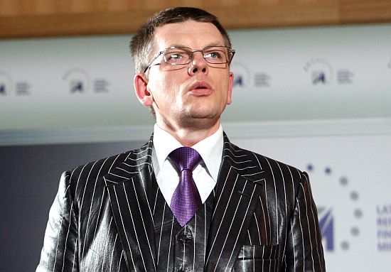 Hronoloģiskas izpētes pavediens par savu laiku ‘’dzeltenās preses grāvēju’’, leģendām apvītu tēmu – Einara Repšes ādas uzvalku.