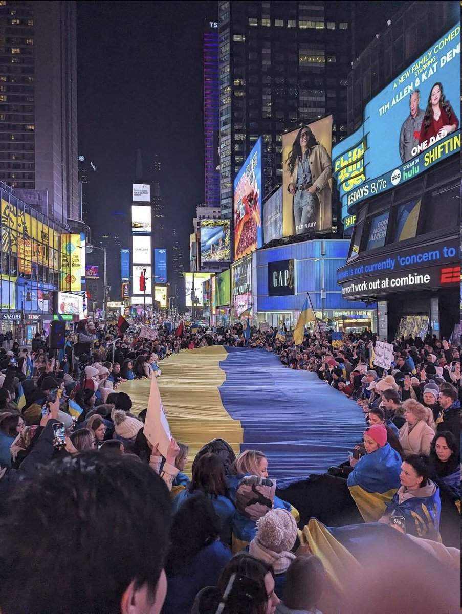 Gerashchenko_en's tweet image. Yesterday at the Times Square
Thank you for standing with Ukraine!

📷: Anna Turchyn / Facebook