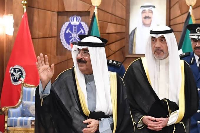 أمهات الكويتين الي سحب جناسيهم تاج راسك يا مشعل الاحمد 👍