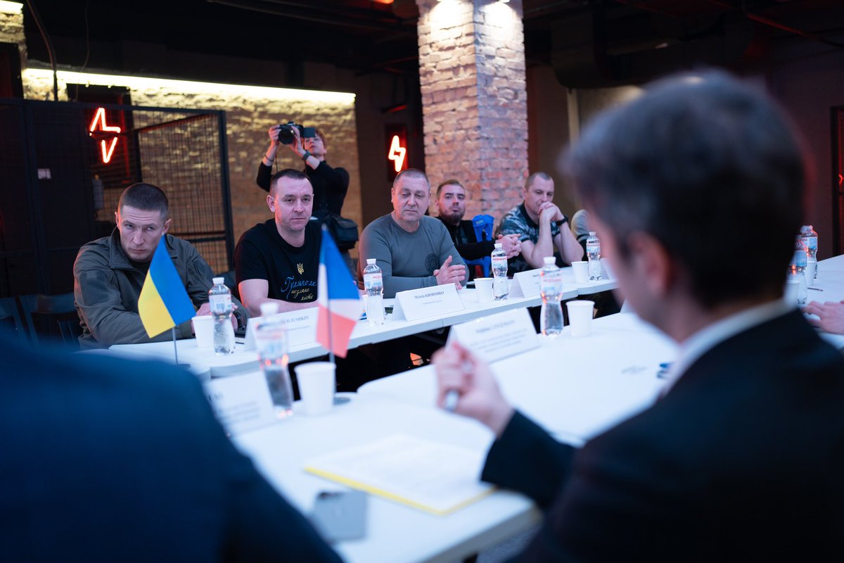 GabrielAttal's tweet photo. Admiration, humilité et reconnaissance, au moment de rencontrer des vétérans ukrainiens, engagés hier sur le front dans différentes unités.

Ils se battent pour défendre l’intégrité et la souveraineté de leur pays. Ils défendent nos valeurs et nos principes européens. https://t.co/airM3HaB0s