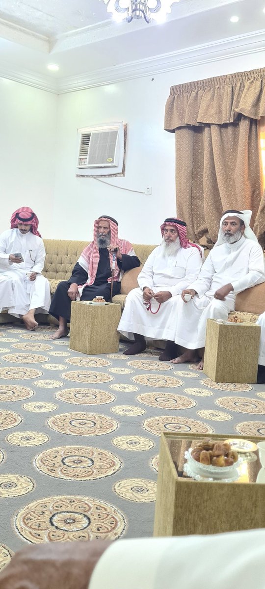 aldaagein_'s tweet photo. شيخ قبيلة #الدعاجين بالجنوب الشيخ : سعد بن محمد بن مسلط الغويد الدعجاني، وعدد من أعيان القبيلة، في زيارة لشيخ قبيلة #القنازعة الشيخ: مناحي بن عشق بن هندي القنيزعي ، وذلك للإطمئنان على صحته بعد العارض الصحي الذي ألم به . https://t.co/GbMFD8Vw9h
