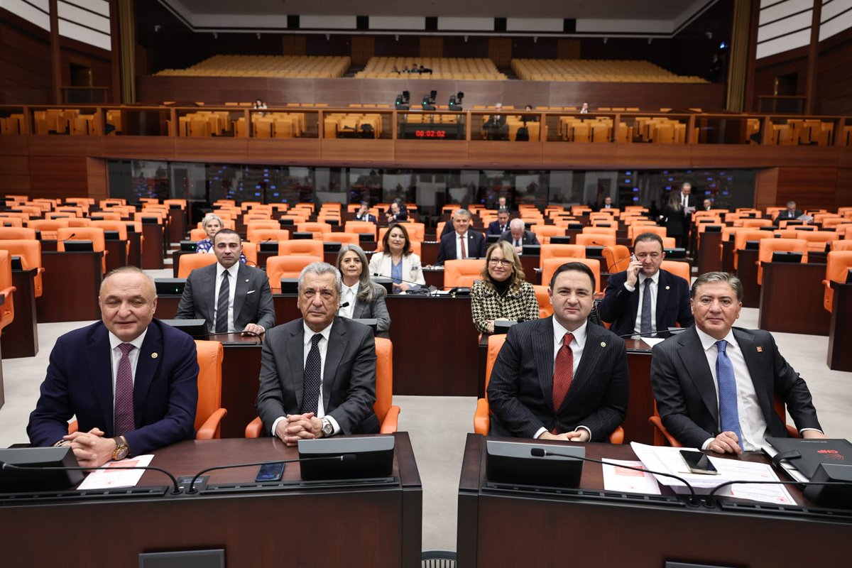 Bu ülkenin işçileri, memurları, emekçileri, yıllarca alın teri dökerek, sabahın karanlığında yola koyulup akşamın yorgunluğuyla eve dönerek, ülkenin ekonomisine ve kalkınmasına omuz verdi. Ancak şimdi, aynı yaşta ve benzer prim gününe sahip iki çalışandan birine "Sen hemen emekli
