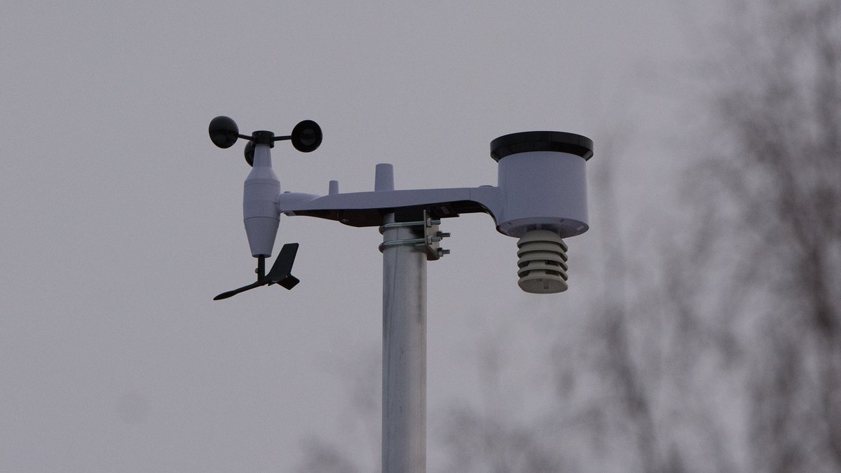 My #Ecowitt weather station in action, measurements are visualized in #grafana. 
#weather