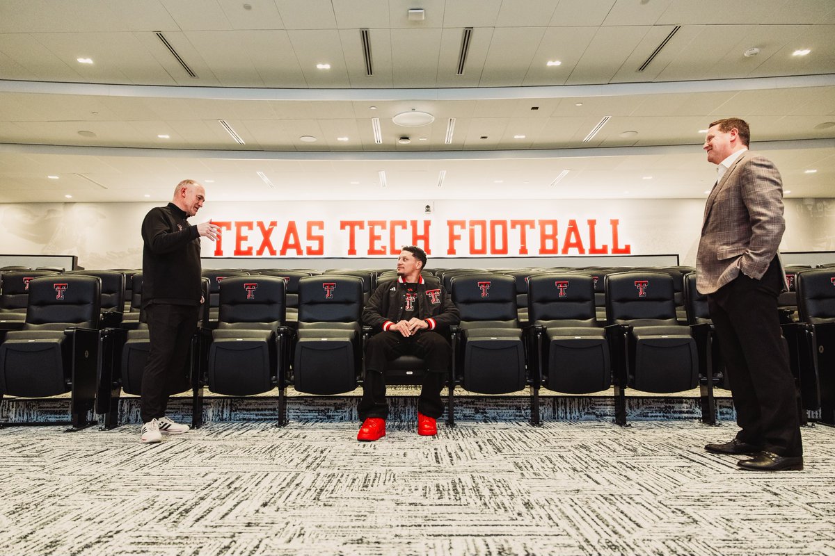 TexasTechFB's tweet photo. Mahomes in our new (Ma)home 

Great showing you the new digs, @PatrickMahomes! https://t.co/nIbAnbZ1mW