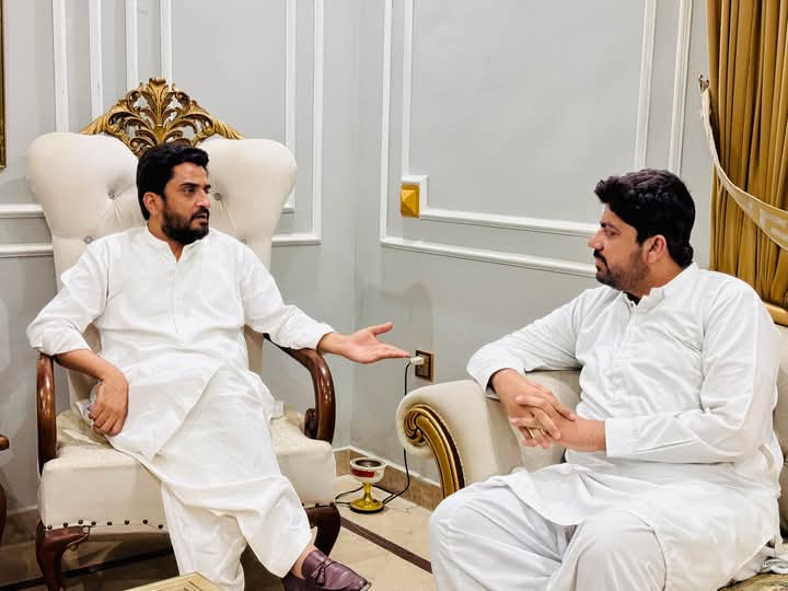 WaqasHLashari's tweet photo. پاکستان پیپلز پارٹی ضلع کورنگی کے صدر  @JaniMemonPPPP سے پیپلز یوتھ ضلع کورنگی کے جنرل سیکریٹری اور پی پی پی ڈیجیٹل ہیڈ  @WaqasHLashari کی  ملاقات سیاسی صورتحال پر تبادلہ خیال 
#PPP #PYO #PPPDigital  #DistrictKorangi

@JavedNLaghari @SaeedGhani1 https://t.co/WlnRUlaHsy