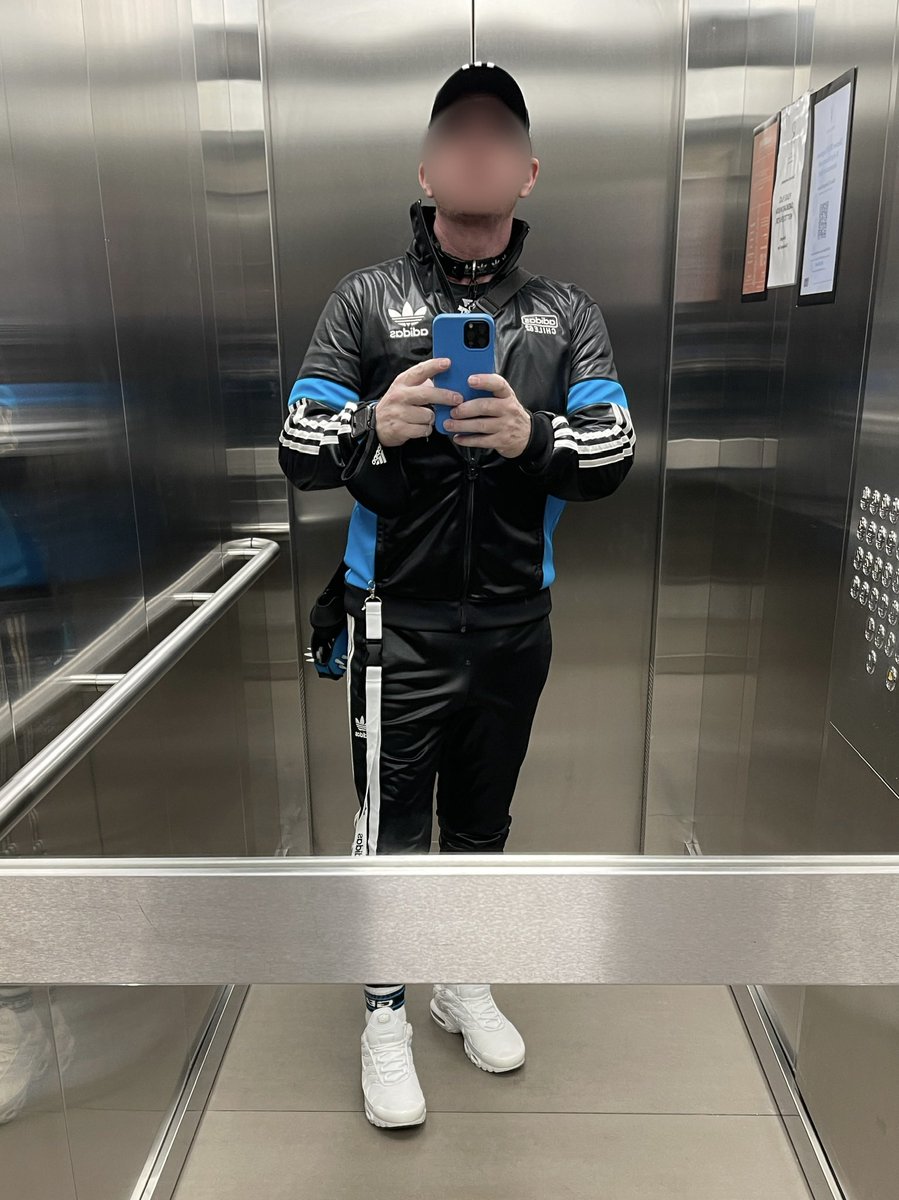 adipupuk's tweet photo. Gratuitous lift selfie, pup hood hanging at the back just in shot. https://t.co/SZhjcdG8Qg