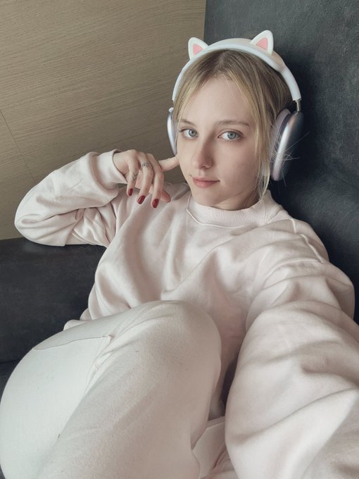 Watch Melody's leaked NSFW photo on TwXstars