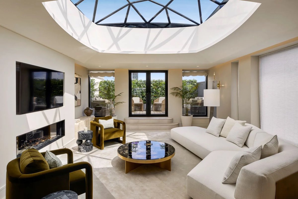 RuleProperties's tweet image. traveltuesday ✨

11 🛌 | 10 full 🛁 | 20,987 Sq Ft. | $82,060,346

Portland Place
London, England, W1B United Kingdom

Listed by: James Gubbins @ United Kingdom Sotheby's International Realty

ow.ly/q6y350V64n5 for the full property tour!

#RuleProperties