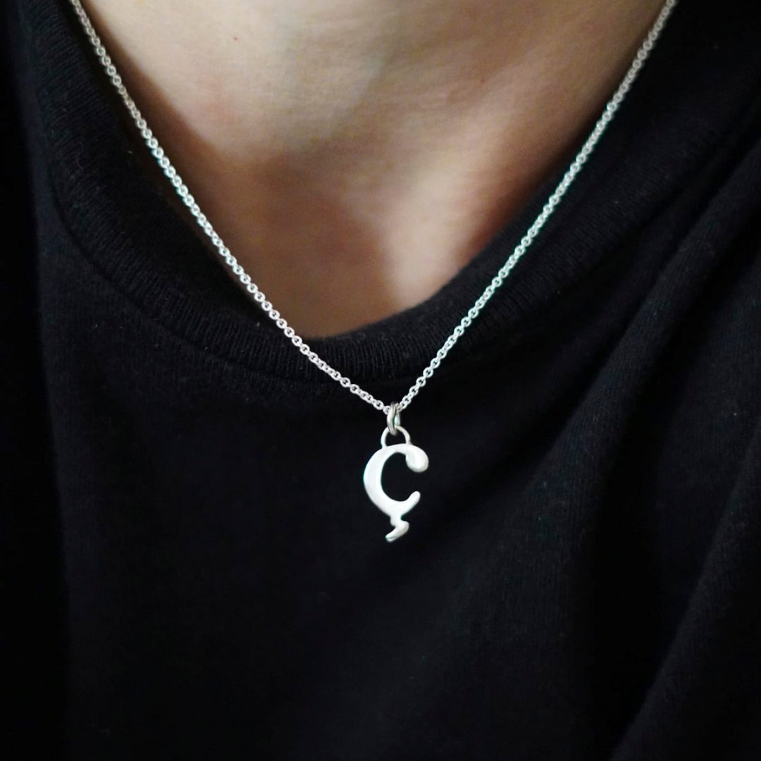 💎 Avui us presentem el Penjoll amb Ç. De plata de llei, dissenyada i feta a mà per @ttjoies

👉  Una delicada Ç d’uns 10 mm de llarg, feta amb plata de llei certificada pel Responsible Jewellery Council (RJC).