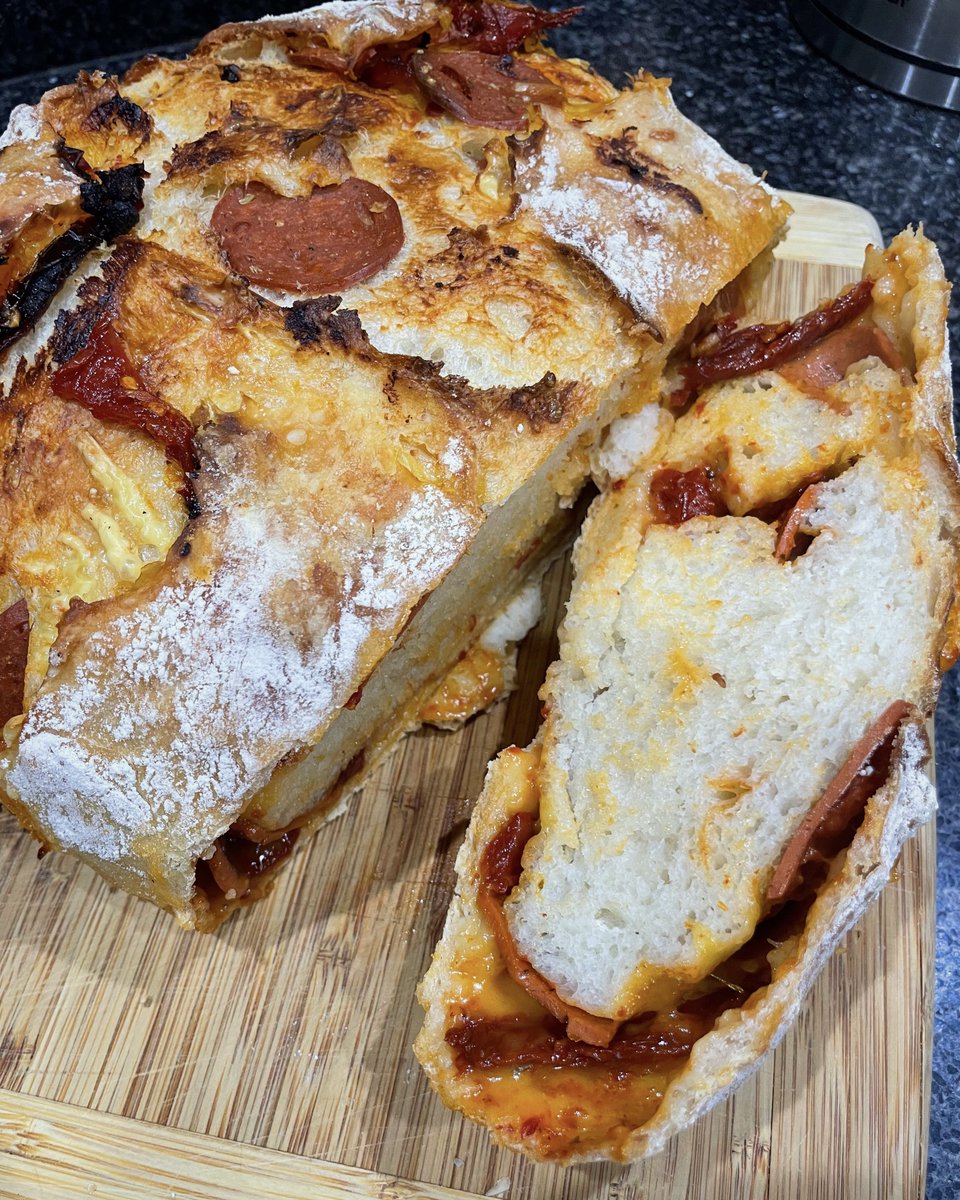 PrincessMichyyy's tweet photo. homemade (vegan) pizza bread loaf 🥰🍕🍞 https://t.co/8np8i9hoIK