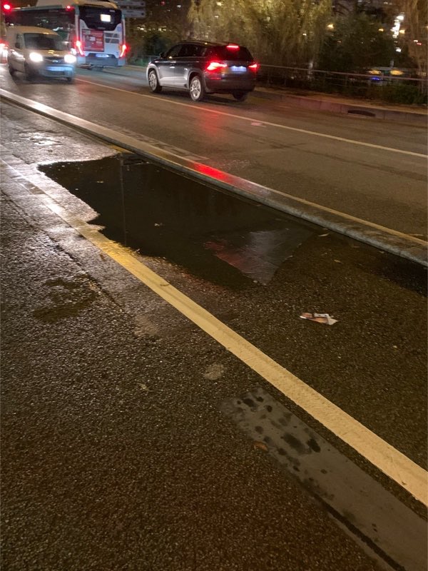 Ça va faire 6 ans (!!!) que les services sont au courant de ces trous sur piste cyclable quais de la Gare / d’Austerlitz. A chaque pluie c’est infernal.
Pour autant rien ne bouge. 
Comment est-ce possible <a href="/mairiedu13/">Mairie du 13e</a> ?
Cc <a href="/jerome_coumet/">Jérôme Coumet</a>