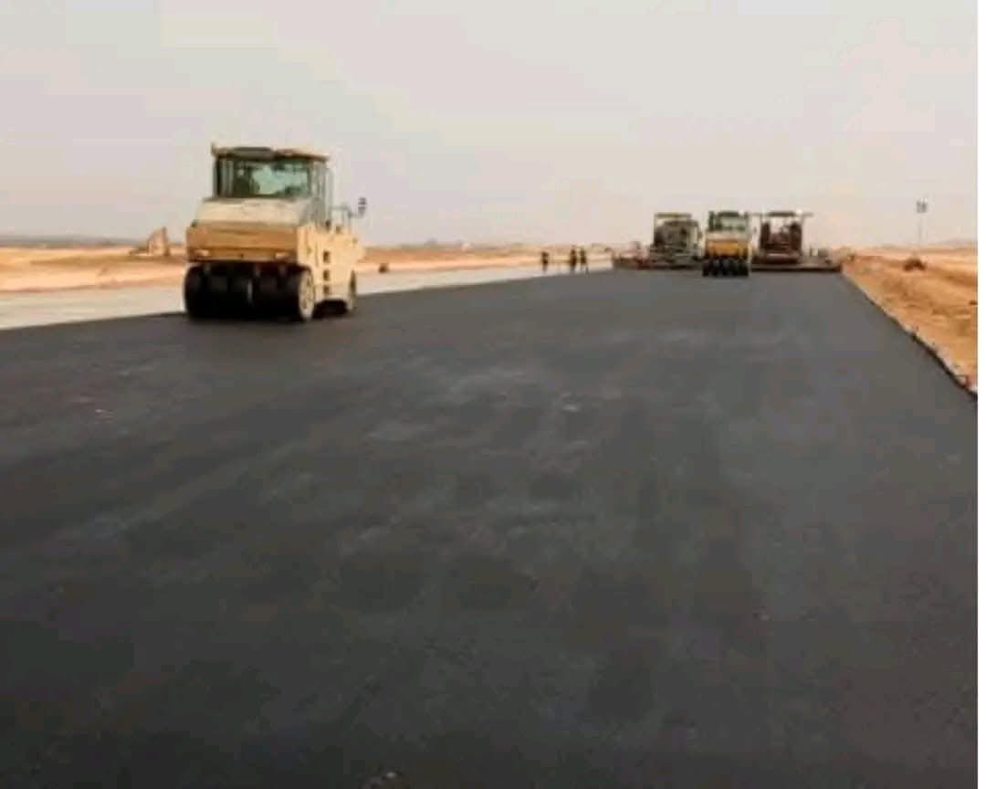 ABOUHUD's tweet photo. RÉFONDATION « AÉRONAUTIQUE »
Mise de la 1ère Couche de Roulement GOUDRONNÉE sur la piste de l'Aérodrome préfectoral de BEYLA ce mardi 25 Février 2025 😍😍😍
Merci Son Excellence le GÉNÉRAL Mamadi Doumbouya ❤️ 💛💚
#Guinee 🇬🇳
#Beyla https://t.co/jTqZg7i5Ir