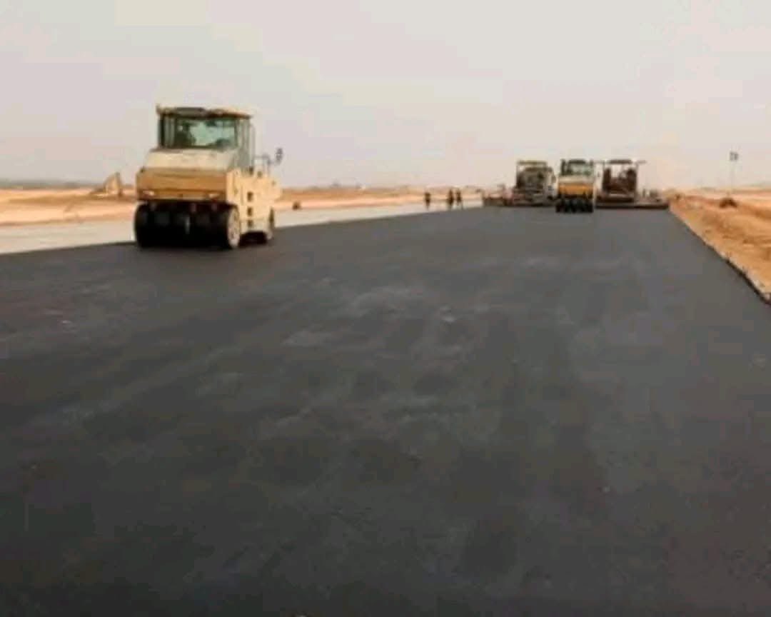 ABOUHUD's tweet photo. RÉFONDATION « AÉRONAUTIQUE »
Mise de la 1ère Couche de Roulement GOUDRONNÉE sur la piste de l'Aérodrome préfectoral de BEYLA ce mardi 25 Février 2025 😍😍😍
Merci Son Excellence le GÉNÉRAL Mamadi Doumbouya ❤️ 💛💚
#Guinee 🇬🇳
#Beyla https://t.co/jTqZg7i5Ir