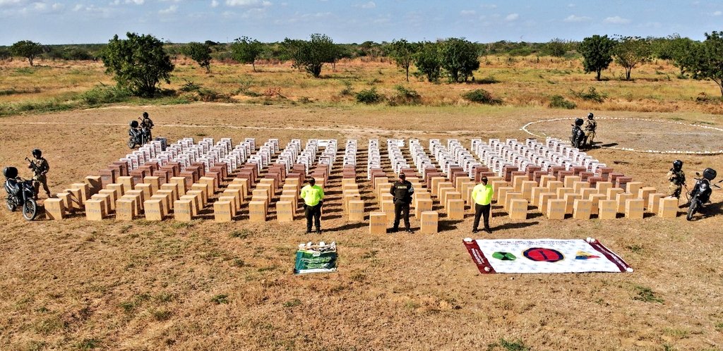 GuajiraPolicia's tweet image. Mediante diligencia de registro y allanamiento nuestra @PoliciaAduanera en coordinación con el Ejército y la @FiscaliaCol lograron la aprehensión de 151.000 cajetillas de cigarrillos de procedencia extranjera ocultas en una bodega en #Maicao #TodosContraElContrabando