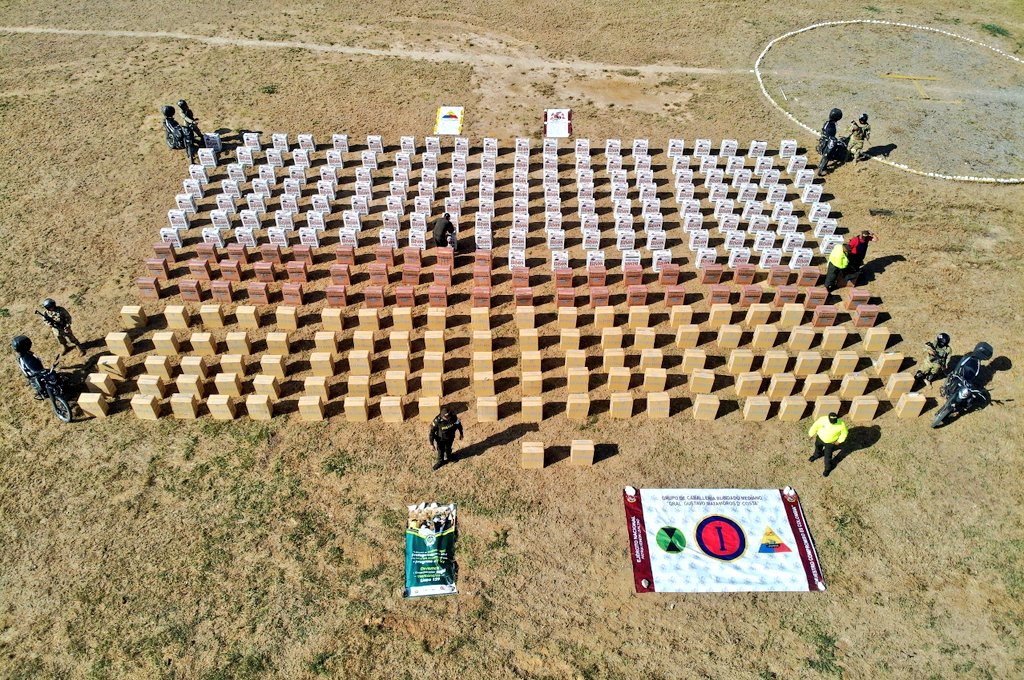 GuajiraPolicia's tweet image. Mediante diligencia de registro y allanamiento nuestra @PoliciaAduanera en coordinación con el Ejército y la @FiscaliaCol lograron la aprehensión de 151.000 cajetillas de cigarrillos de procedencia extranjera ocultas en una bodega en #Maicao #TodosContraElContrabando