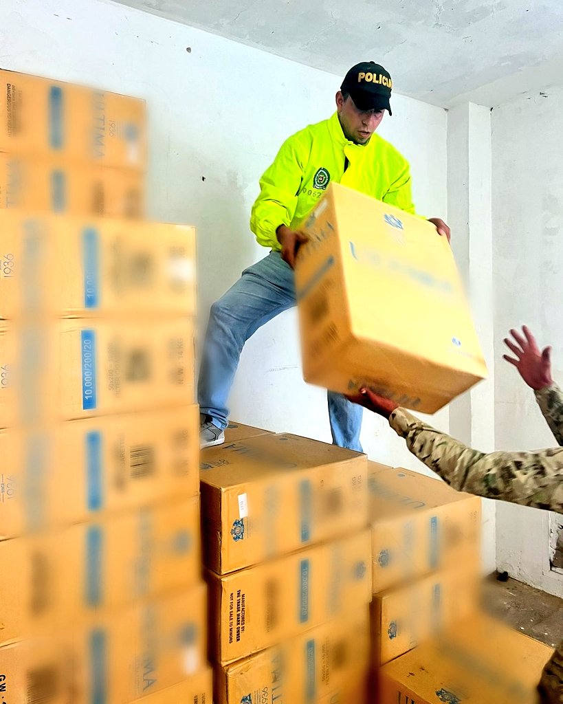 GuajiraPolicia's tweet image. Mediante diligencia de registro y allanamiento nuestra @PoliciaAduanera en coordinación con el Ejército y la @FiscaliaCol lograron la aprehensión de 151.000 cajetillas de cigarrillos de procedencia extranjera ocultas en una bodega en #Maicao #TodosContraElContrabando
