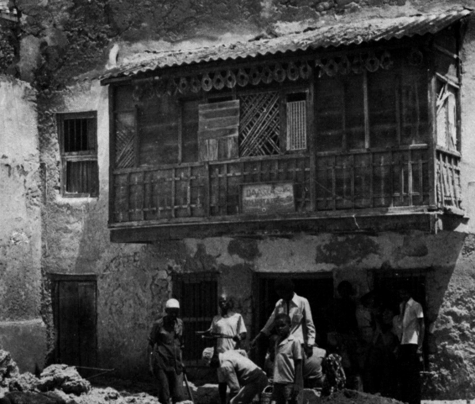 Bonus extra (2). Balcón de madera en Mogadiscio en los años 70. Este tipo de estructuras son muy características del Estilo del Mar Rojo entre el siglo XVI y el XIX.