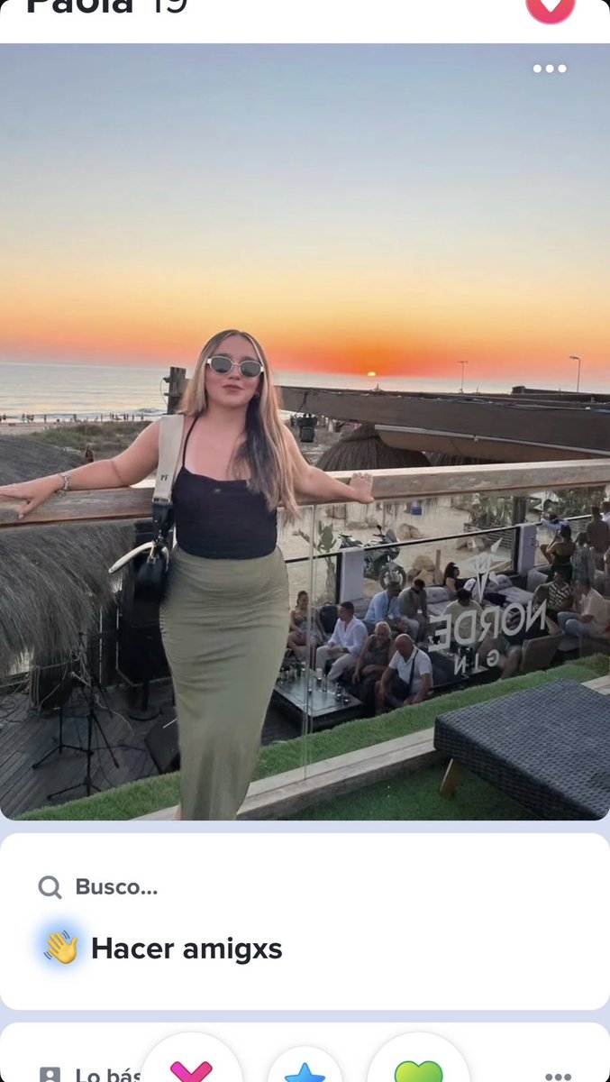 Se están haciendo pasar por mí en Tinder, si os sale este perfil en algún momento por favor darle a denunciar, gracias :)