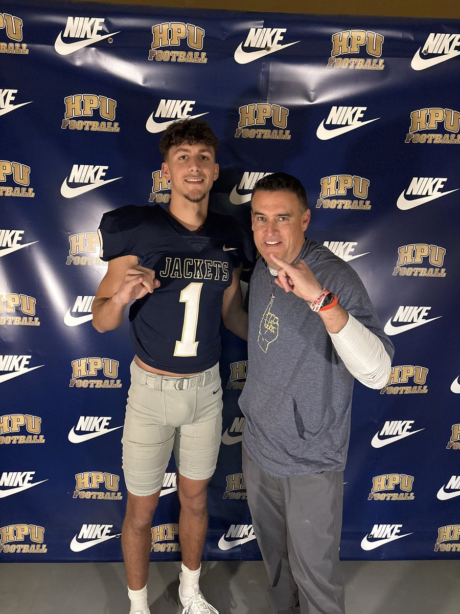 tjb_06's tweet photo. Thank you Coach @CoachRCollins for having me out for a visit! Had a great time seeing everything!
#stingem
@CoachGipson11 
@CoachCMcDonald3 @HaleJustint https://t.co/6zhtOGitbc