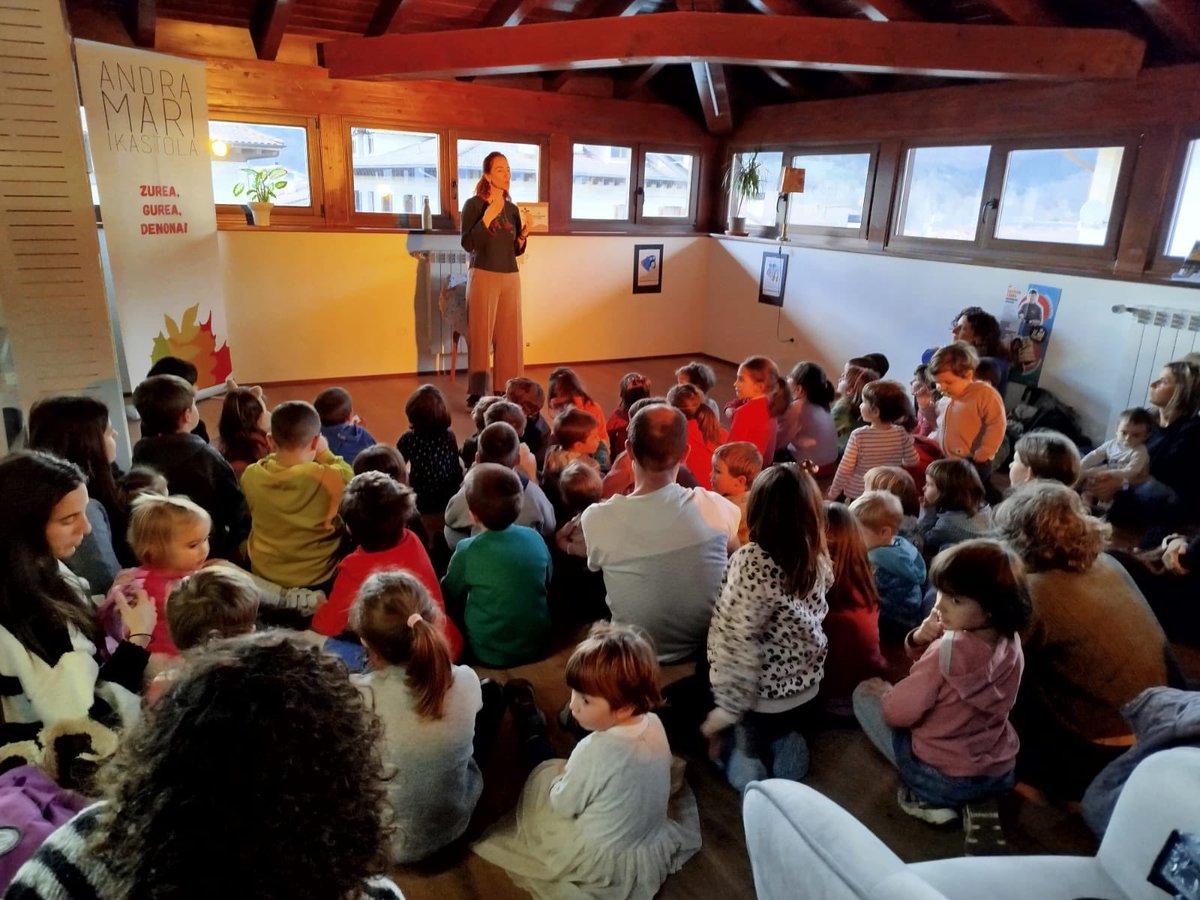 ANDRAMARIIKASTO's tweet image. Adi-adi egon gara denok MARIREN AHOTSA* entzuten Izaskun Mujikaren eskutik. 😍