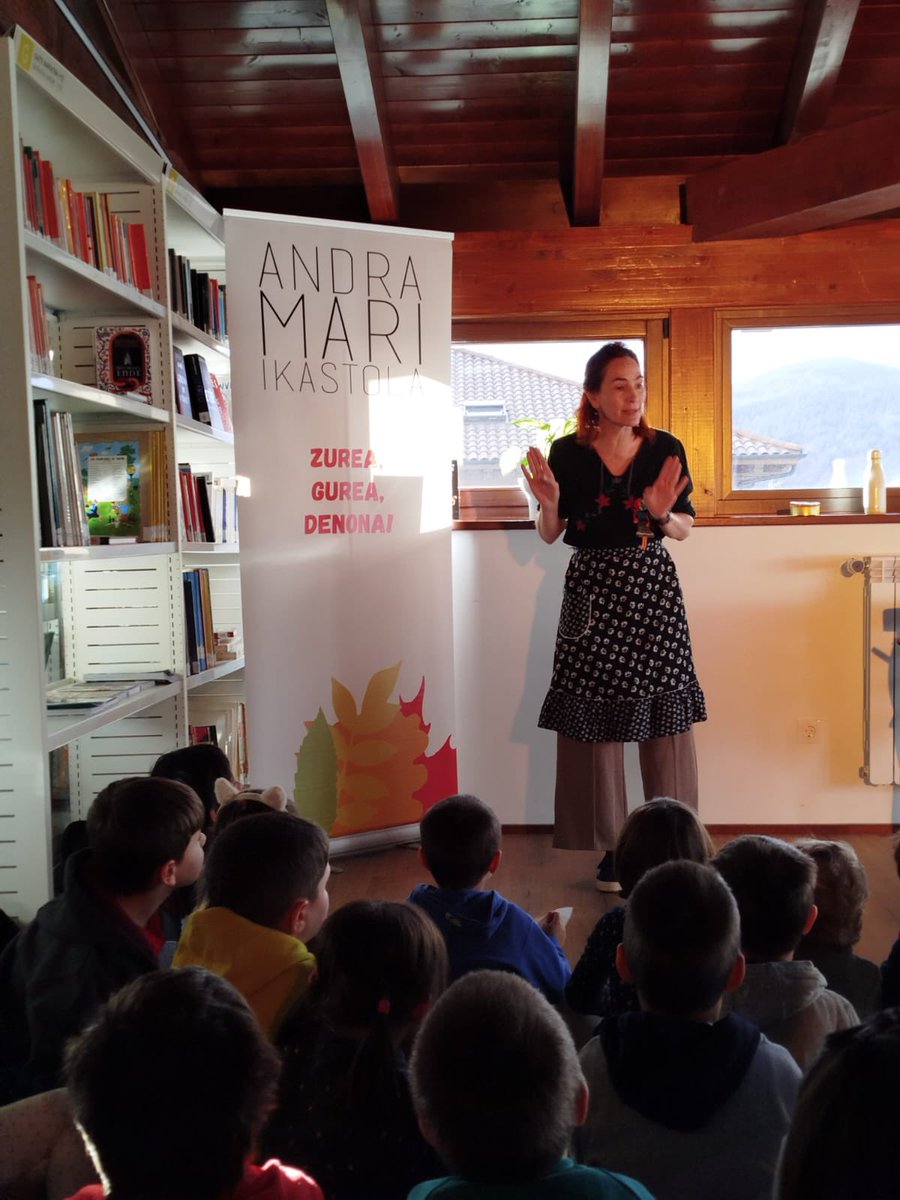 ANDRAMARIIKASTO's tweet image. Adi-adi egon gara denok MARIREN AHOTSA* entzuten Izaskun Mujikaren eskutik. 😍