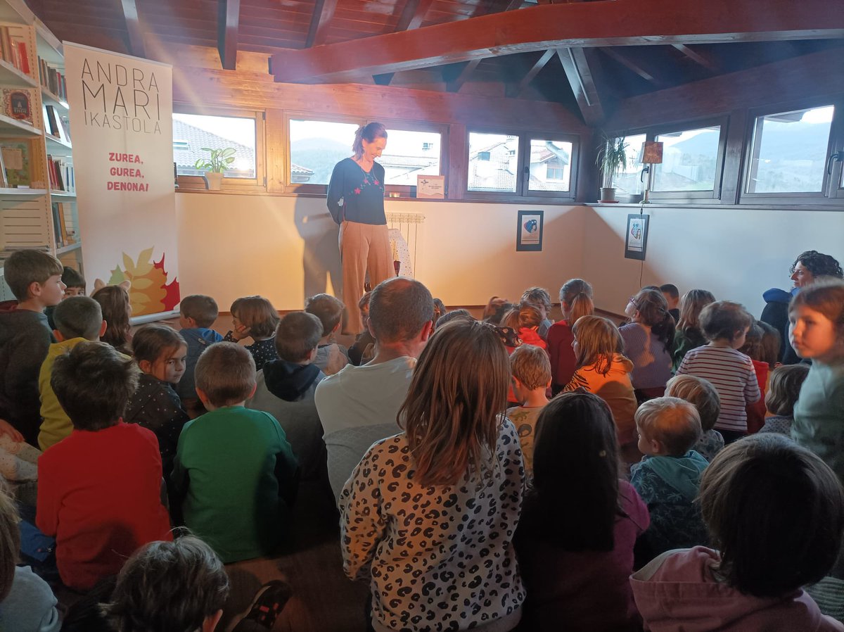 ANDRAMARIIKASTO's tweet image. Adi-adi egon gara denok MARIREN AHOTSA* entzuten Izaskun Mujikaren eskutik. 😍