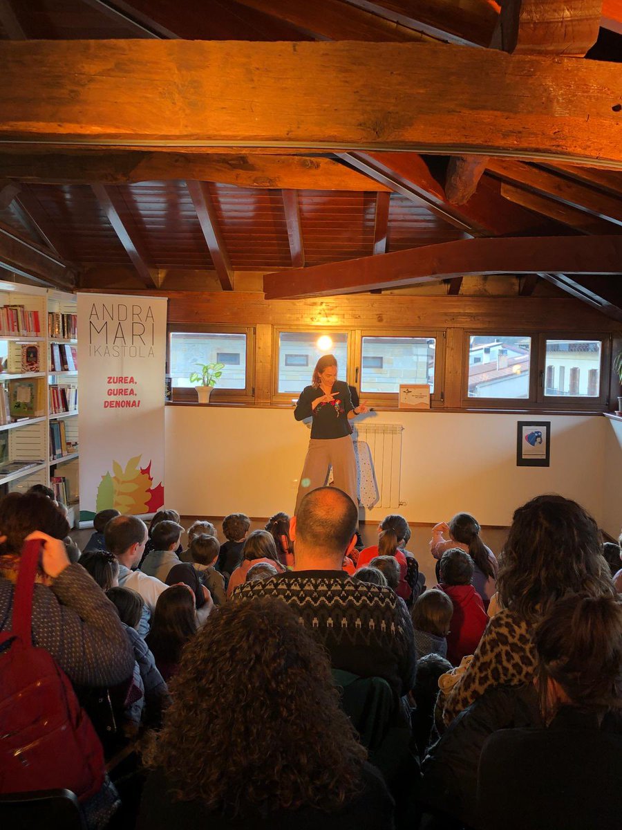 ANDRAMARIIKASTO's tweet image. Adi-adi egon gara denok MARIREN AHOTSA* entzuten Izaskun Mujikaren eskutik. 😍