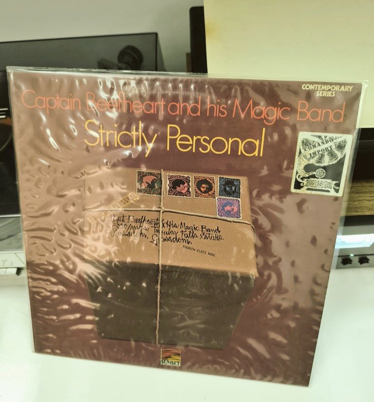 elsotaescala's tweet image. Sense arribar al NIVELL de "Safe Ask Milk" (1967) i amb MOLTA MÉS presència PSICODÈLICA -EFECTES de PRODUCCIÓ, CONCEPTE, etc.- aquest DISC 1968 no deixa de ser un EXCEPCIONAL tractat de #Blues ABSTRACTE, INSPIRAT i CRU. Una SUBESTIMADA JOIA de #CaptainBeefheart and his #MagicBand