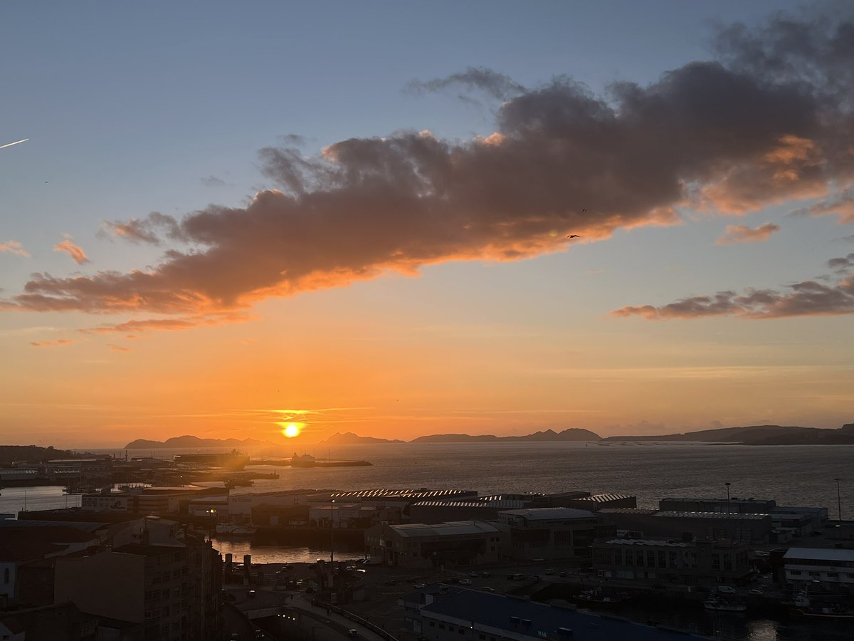 solporenvigo's tweet photo. #ocaso #solpor #puestadesol #sunset #skylovers #riadevigo #vigo https://t.co/1VWtoULcI0