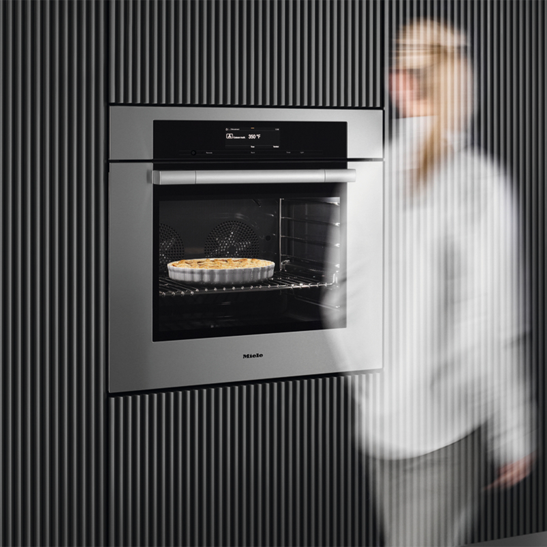 We place convenience at the heart of our design, which is why #Miele ovens come equipped with MotionReact. 

Displays and lights activate as you approach, buzzers turn off, and the oven even powers down if needed. 

#MieleUSA #ImmerBesser