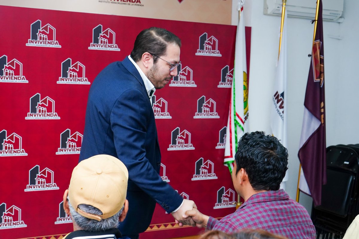 🏡 Hoy recibimos a seis habitantes de Tres Valles para entregarles sus escrituras. ✍📜

✅ Seguimos agilizando este trámite para garantizar a las y los veracruzanos certeza jurídica sobre su patrimonio. ⚖🏠