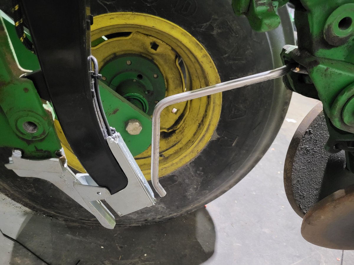 EdJHanson's tweet photo. Project coming along nicely, thankyou for the work! Projet avance bien, merci bcp pour le travail #sentinelratecontrol #canzipvalves #inrow #2x2 16 sections @SurePointAg @cangrow https://t.co/SjdCIKsVet