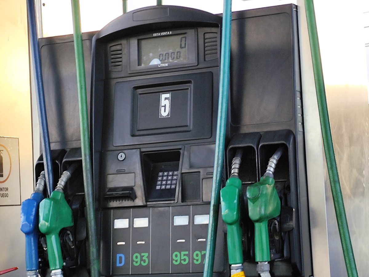 lanuevavoz's tweet photo. @copec_cl como es posible que pronto copec Freire sin energía eléctrica para venta de combustible pero las máquinas encendidas raro. Cómo no tener un respaldo o generador. https://t.co/u3i7mYBJLw