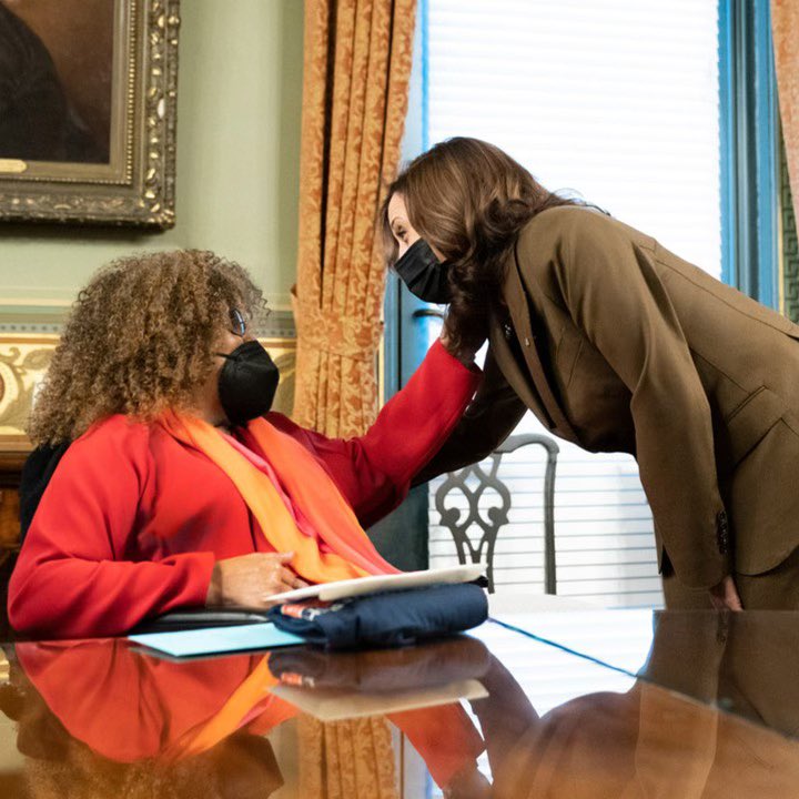 KamalaHarris's tweet image. Roberta Flack was a dynamic woman and a remarkable artist. She was a Howard alum, pianist, school teacher, Grammy record-setter, and a musician I loved throughout my life.
Doug and I send our prayers to Roberta's loved ones and all those who have been touched by her artistry.