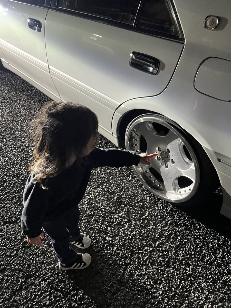 misakiforce's tweet photo. ヘッドライト磨き��伝ってくれる娘✨

YouTubeも車ばっか見てるし、パパ嬉しいよ☺️ https://t.co/jKdfqSiMv1