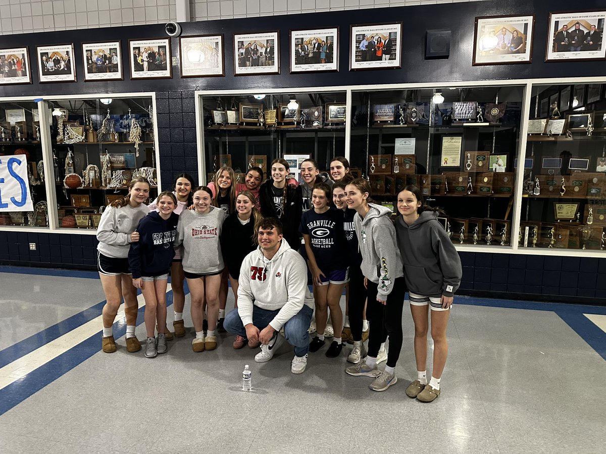 BlueAcesBball's tweet image. Thank you Ohio Football national Champ @HinzmanCarson for talking to our girls today. The Aces play in a regional semi at Bluffton University tomorrow at 6pm! #OneMore