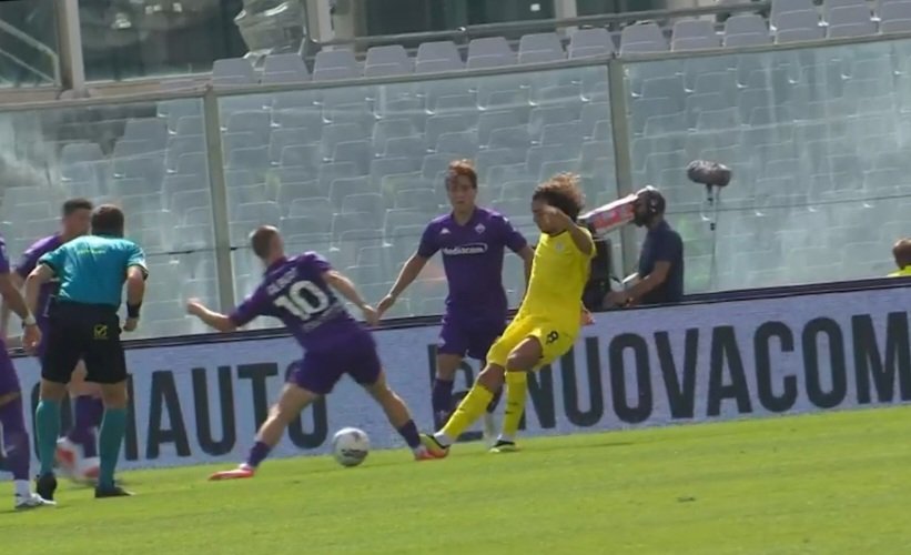 GiusiMar's tweet photo. Per quale di questi due step-on-foot in area non è stato assegnato il calcio di rigore? E perché proprio quello a favore della Lazio in area inter?
#AIAMERDA #LADRI #interLazio https://t.co/8mtzMVMljg