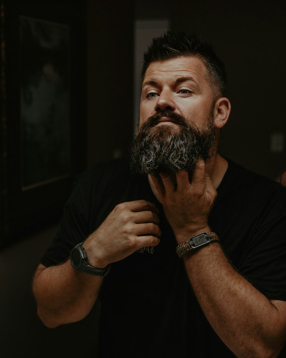 Got beard questions? We’ve got answers! 🧔💡 Share a pic of your beard and let’s chat about all things grooming! Ready to transform your beard game? Visit Beardsoflegend.com for unbeatable products!