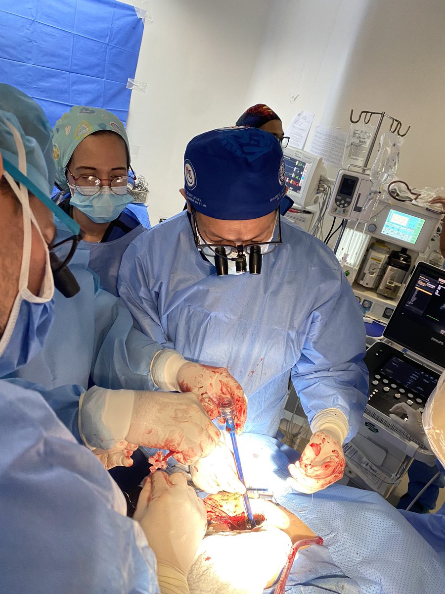 DrJFFranceschi's tweet photo. Gran éxito y reconocimiento para nuestro Hospital Universitario de Caracas. Se realizó implantación de Válvula aórtica transcateter mediante abordaje aórtico directo en paciente femenino de 78 años de edad! Evolución satisfactoria 🙏🏻🫀🫀🇻🇪 Hemodinamia - Cirugía Cardiovascular https://t.co/kpJfTrJ9Wi