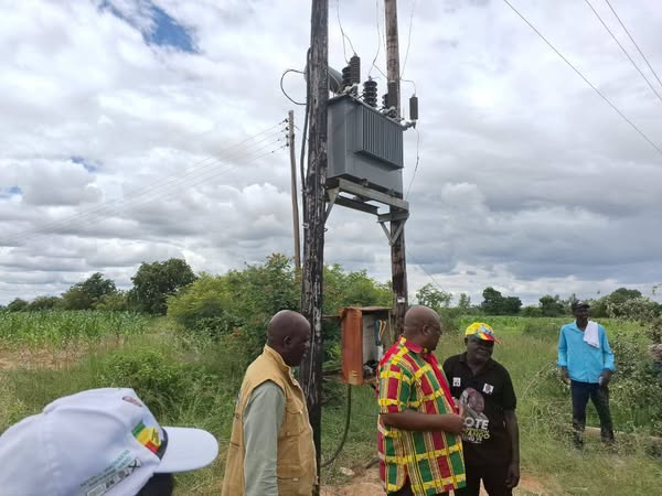 VulindlelaNdab2's tweet photo. The Govt continues to prioritise rural development by ensuring access to electricity, with villagers of #Gutu being the latest to benefit. New transformers will supply critical institutions including clinics, schools, and rural business centres @ZESAHoldings1 @oczmk @Mug2155 https://t.co/xWqDfY7rSl