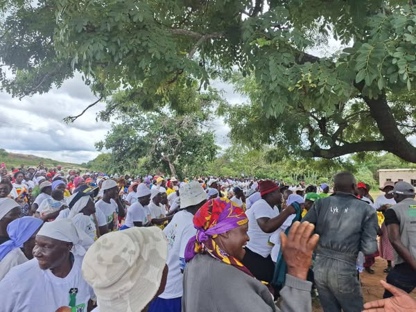 VulindlelaNdab2's tweet photo. The Govt continues to prioritise rural development by ensuring access to electricity, with villagers of #Gutu being the latest to benefit. New transformers will supply critical institutions including clinics, schools, and rural business centres @ZESAHoldings1 @oczmk @Mug2155 https://t.co/xWqDfY7rSl
