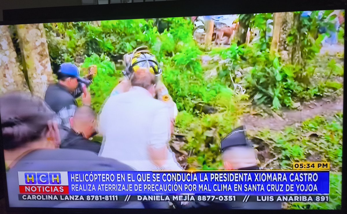 AntiBots (@antibotshn) on Twitter photo ⚠️#UltimaHora |
Helicoptero en cual se trasladaba la presidenta, #XiomaraCastro, aterrizó de emergencia en Santa Cruz de Yojoa, #Cortés.
- El helicóptero se trasladaba de San Pedro Sula a Tegucigalpa y el piloto se vio obligado a un aterrizaje de emergencia debido a turbulencias ⚠️#UltimaHora |
Helicoptero en cual se trasladaba la presidenta, #XiomaraCastro, aterrizó de emergencia en Santa Cruz de Yojoa, #Cortés.
- El helicóptero se trasladaba de San Pedro Sula a Tegucigalpa y el piloto se vio obligado a un aterrizaje de emergencia debido a turbulencias