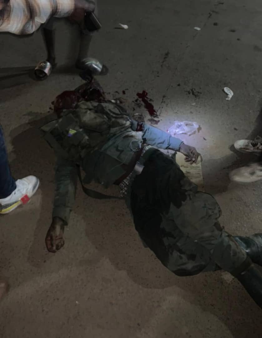 kamba82's tweet photo. Bukavu un soldat rwandais a été été lynché et brulé vif par la population  ! La population commence déjà à se prendre en charge ! https://t.co/VwGjL1dqJD