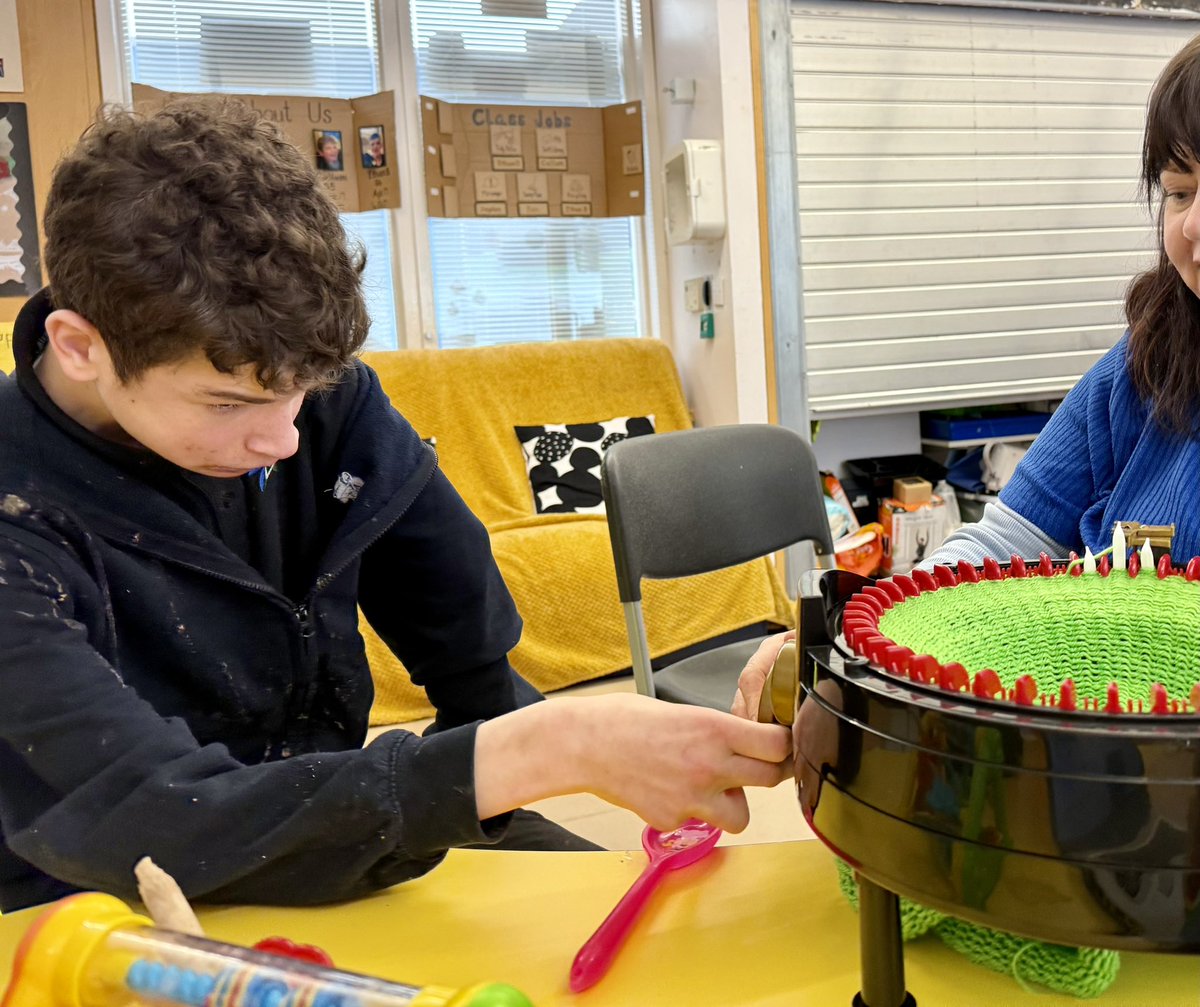 IsobelMair's tweet photo. More knitting fun this afternoon in Class Islay! The boys had a blast and made a lovely hat (with a funky Pom Pom!) #dywwest https://t.co/4TqjJvCVnK